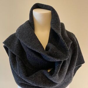 Banana Republic Charcoal Knit Extra Fine Wool Scarf (F8)